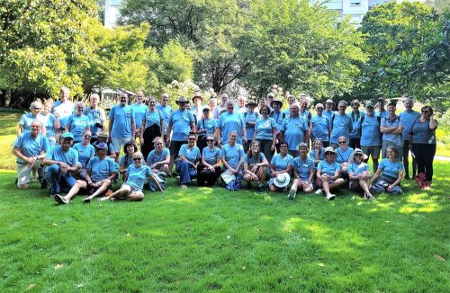 m Botanischen Garten der Stadt Angers trugen die knapp 60 Teilnehmer das T-Shirt der ISU-Summer Days 2024. (Foto: ISU/Banse)