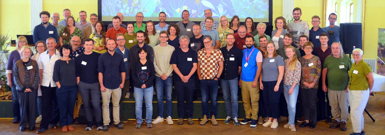 Knapp 70 Teilnehmer aus 13 Ländern nahmen an der Konferenz in Prag teil, die mit Stauden geschmückt eine anregende Atmo-sphäre vermittelte.